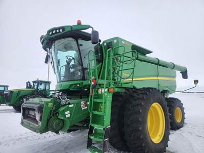John Deere S670 Combine