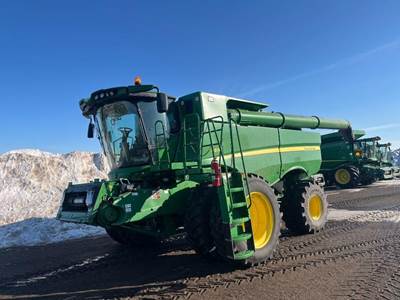 John Deere S670 Combine