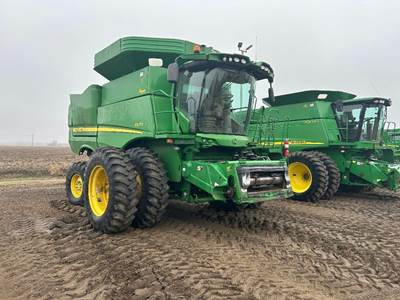 John Deere S670 Combine