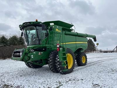 John Deere S670 Combine