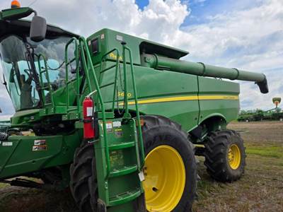 John Deere S670 Combine