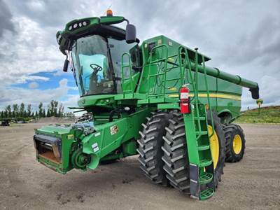 John Deere S680 Combine