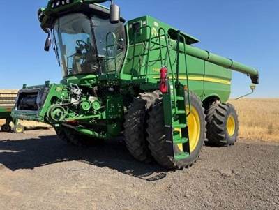 John Deere S680 Combine