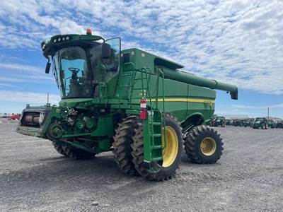John Deere S680 Combine