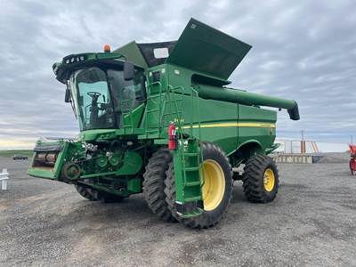 John Deere S680 Combine