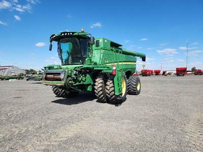 John Deere S680 Combine
