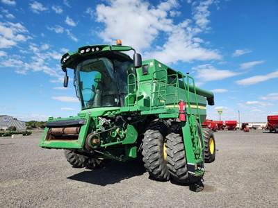 John Deere S680 Combine