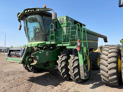 John Deere S680 Combine