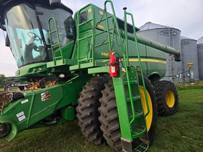 John Deere S680 Combine