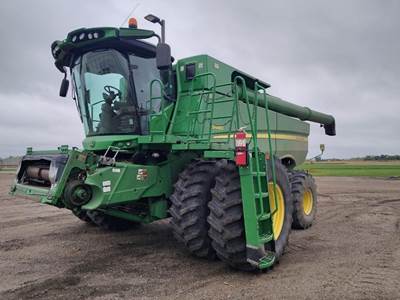 John Deere S680 Combine
