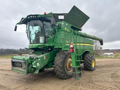 John Deere S680 Combine