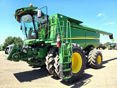 John Deere S690 Combine