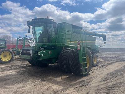 John Deere S690 Combine
