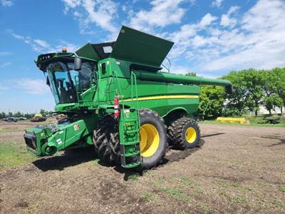 John Deere S690 Combine