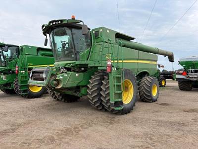 John Deere S690 Combine