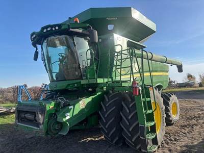 John Deere S690 Combine
