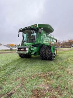 John Deere S690 Combine