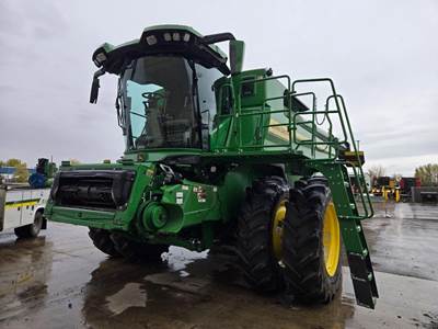 John Deere S7 700 Combine