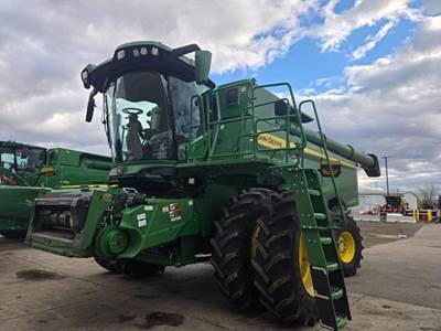 John Deere S7 700 Combine