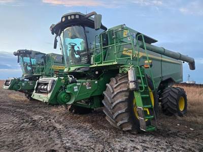 John Deere S7 700 Combine
