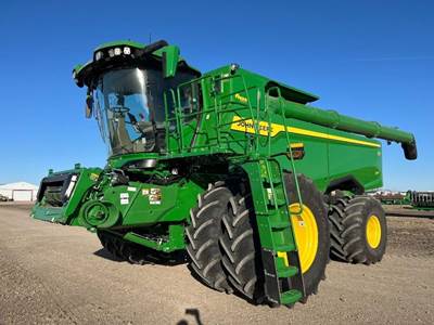 John Deere S7 700 Combine