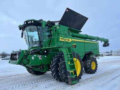 John Deere S7 700 Combine