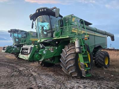 John Deere S7 700 Combine