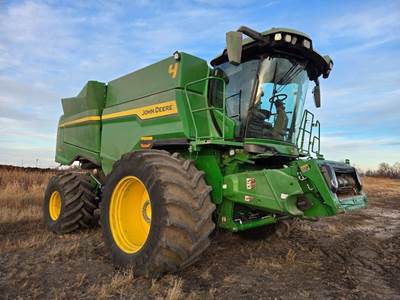 John Deere S7 700 Combine