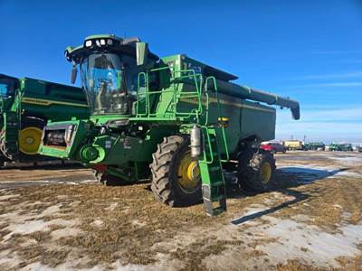 John Deere S7 700 Combine