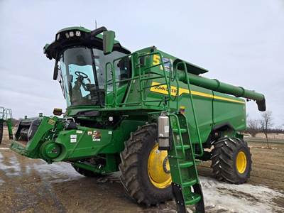 John Deere S7 700 Combine
