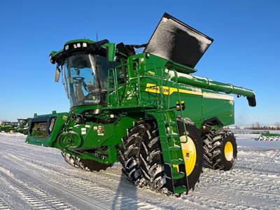 John Deere S7 700 Combine