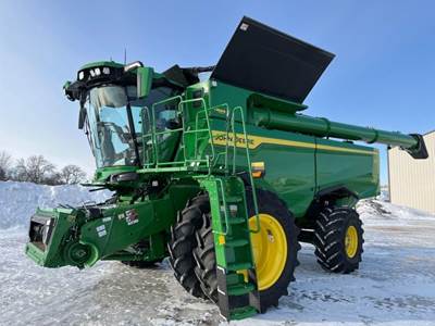 John Deere S7 700 Combine