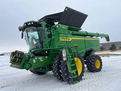 John Deere S7 700 Combine