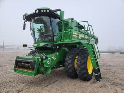 John Deere S7 700 Combine