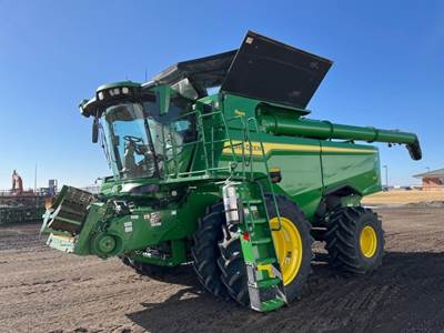 John Deere S7 700 Combine