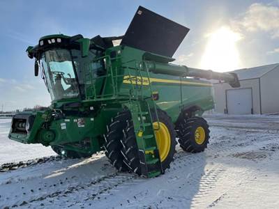 John Deere S7 700 Combine