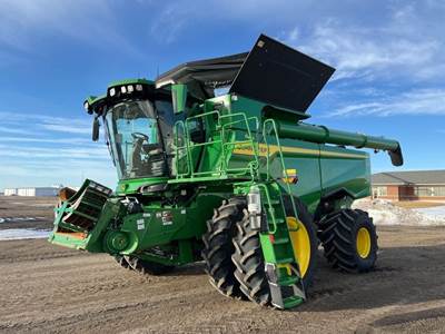 John Deere S7 700 Combine