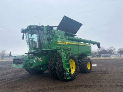 John Deere S7 700 Combine