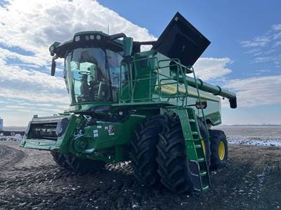 John Deere S7 700 Combine