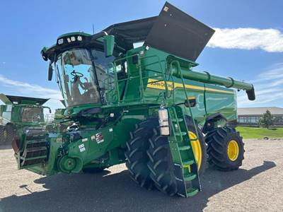 John Deere S7 700 Combine