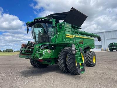 John Deere S7 700 Combine