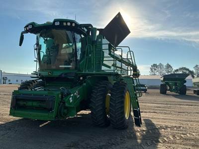 John Deere S7 700 Combine