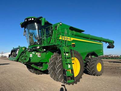 John Deere S7 800 Combine