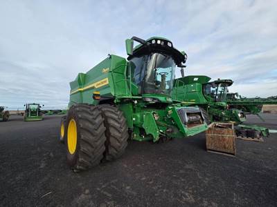 John Deere S7 800 Combine