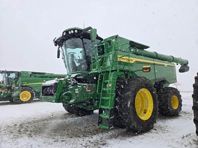 John Deere S7 800 Combine