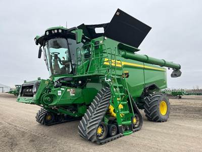John Deere S7 800 Combine