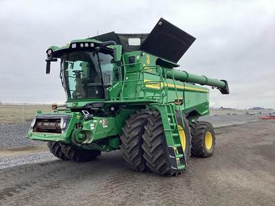 John Deere S7 800 Combine