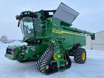 John Deere S7 800 Combine