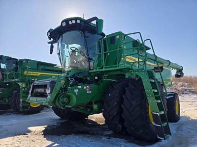 John Deere S7 800 Combine
