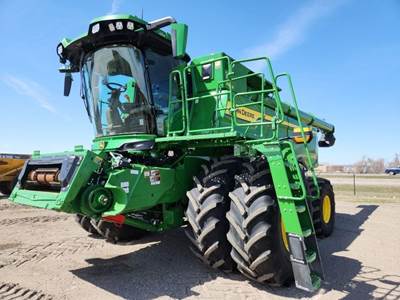 John Deere S7 800 Combine